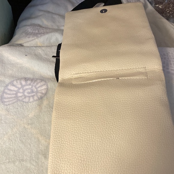 Tony and Tina crossbody pocketbook ,new w/ tag, white background w/ city scene - Picture 4 of 7